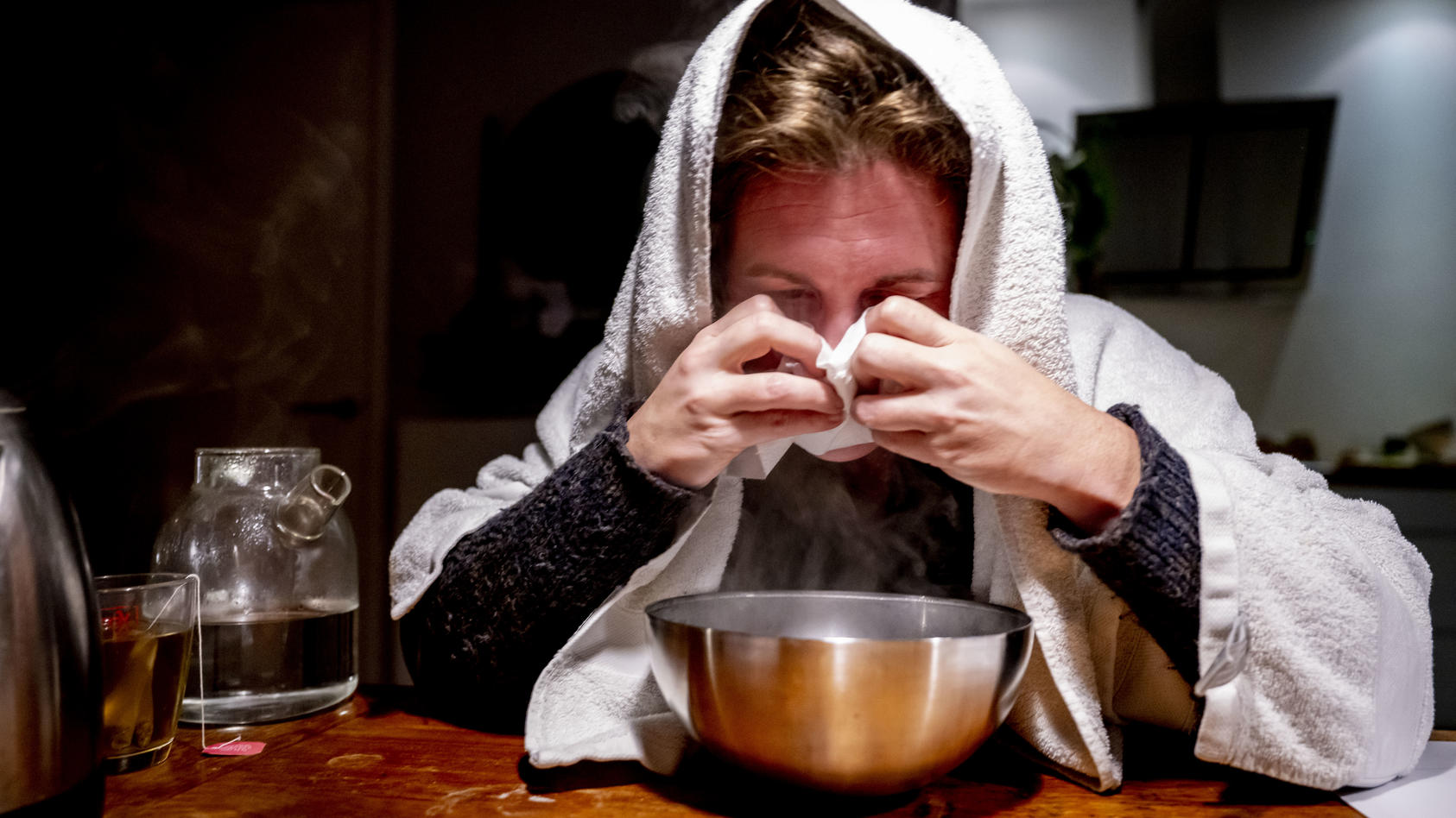 THE HAGUE -A woman with flu is steaming. The number of people with flu has risen to such an extent that it is now officially an epidemic. The National Institute for Public Health and the Environment (RIVM) informs Robin UtrechtTHE HAGUE -A woman with