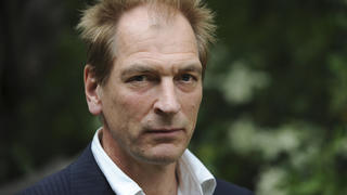 ARCHIV - 05.05.2013, USA, Beverly Hills: Julian Sands, Schauspieler aus Großbritannien, nimmt an der Lesung "Forbidden Fruit" aus verbotenen Literaturwerken teil. Der britische Schauspieler Julian Sands wird seit einer Wanderung in einer Bergregion im US-Bundesstaat Kalifornien vermisst. Der 65-Jährige sei am vergangenen 13.01.2023 nordöstlich von Los Angeles zu einem Ausflug in die Gegend um den Mount Baldy aufgebrochen und nicht zurückgekehrt, teilte das Sheriff-Büro im Bezirk San Bernardino laut Medienberichten am 18.01.2023 (Ortszeit) mit. Foto: Richard Shotwell/Invision/dpa +++ dpa-Bildfunk +++
