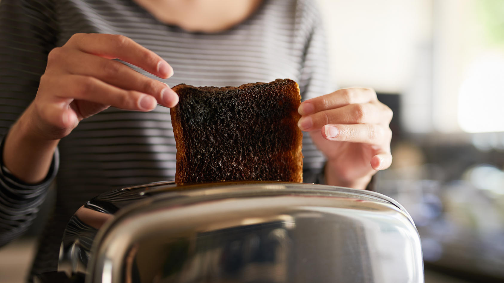 Toaster im Test mit verbranntem Toast.
