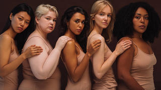 Frauen mit unterschiedlichen Körperformen posieren nebeneinander