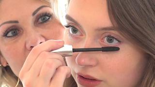 tiktok-schmink-tutorial-im-kreisssaal-frauen-frischen-make-up-waehrend-wehen-auf