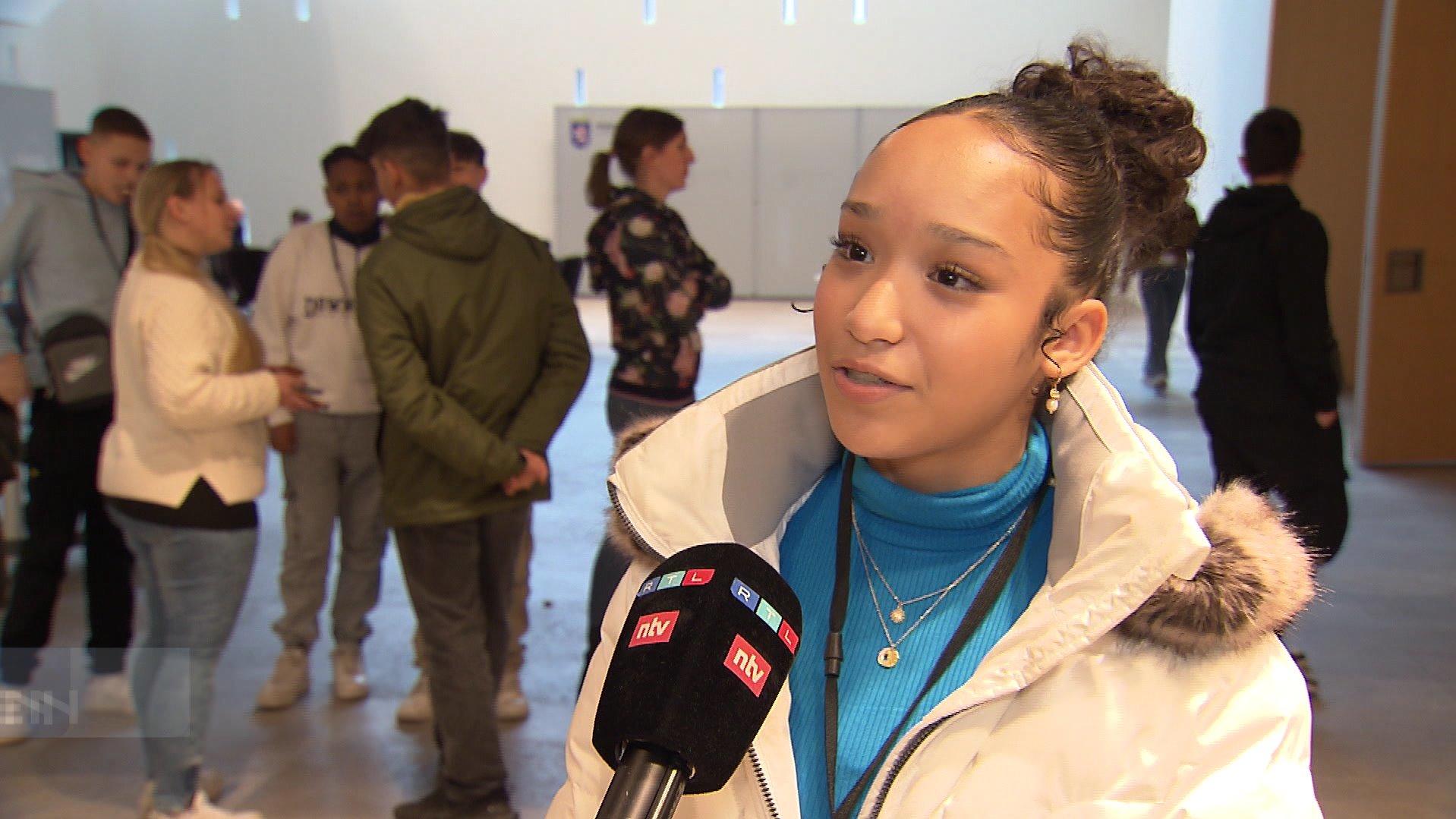 Die 15-jährige Schülerin Amira im hessischen Landtag 