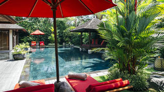 Ein Pool in einem Hotel in Bali