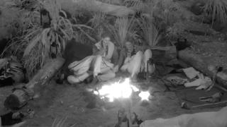 Tessa und Djamila am Lagerfeuer