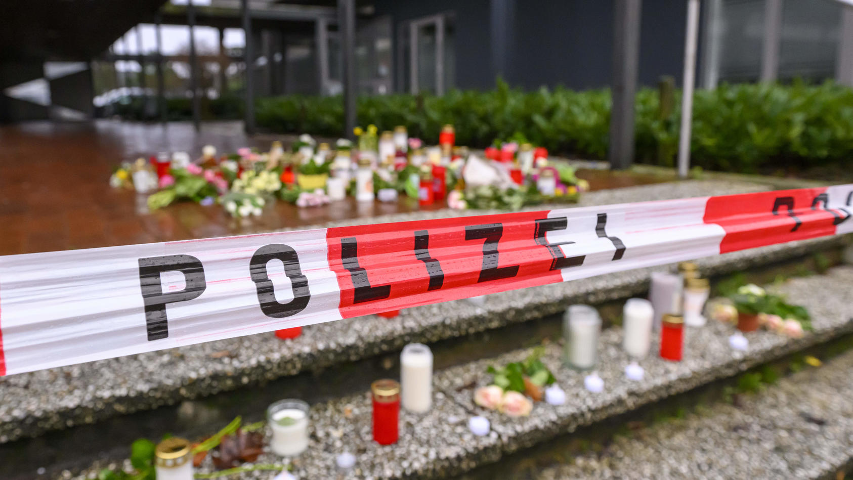 Auf einer Treppe vor dem Berufskolleg Tecklenburger Land wurden Kerzen und Blumen abgelegt. Der verdächtige 17-jährige Schüler, der vergangene Woche eine Lehrerin in Ibbenbüren getötet haben soll,