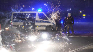 Besonders in Berlin-Neukölln wurden Einsatzkräfte in der Silvesternacht massiv mit Pyrotechnik angegriffen.