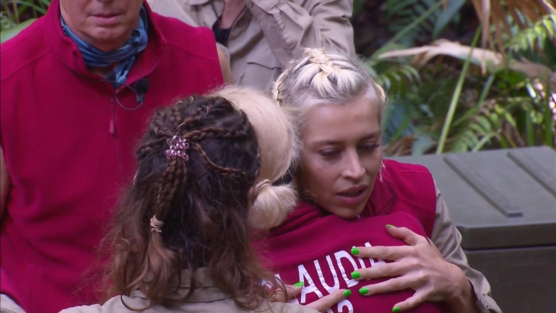 Verena Kerth ist die erste Kandidatin, die das Dschungelcamp verlassen und sich schweren Herzens von den anderen Stars verabschieden muss.