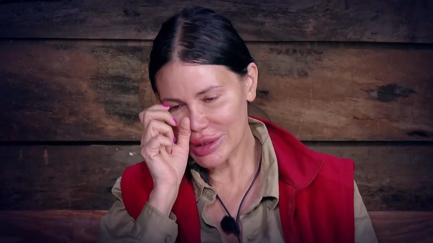 Djamila Rowe weint in der achten Dschungelcamp-Folge.