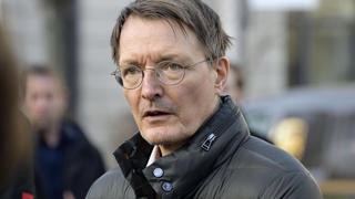 Karl Lauterbach bei einem Pressestatement nach dem Besuch der Kinderklinik der Charit im Charit Virchow-Klinikum CVK Berlin. Berlin, 30.12.2022 *** Karl Lauterbach during a press statement after visiting the Charit Childrens Hospital at the Charit Virchow Klinikum CVK Berlin Berlin, 30 12 2022. Foto:xF.xKernx/xFuturexImage