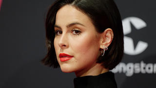 08.12.2022, Nordrhein-Westfalen, Bochum: Die Sängerin Lena Meyer-Landrut kommt über den Roten Teppich zur Verleihung der 1Live Krone in der Jahrhunderthalle. Foto: Henning Kaiser/dpa +++ dpa-Bildfunk +++