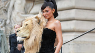 Kylie Jenner im Schiaparelli-Kleid mit Löwen-Kopf.