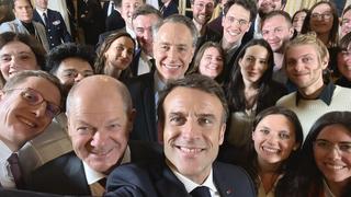 Der französische Präsident Macron postet ein Selfie mit Kanzler Olaf Scholz.
