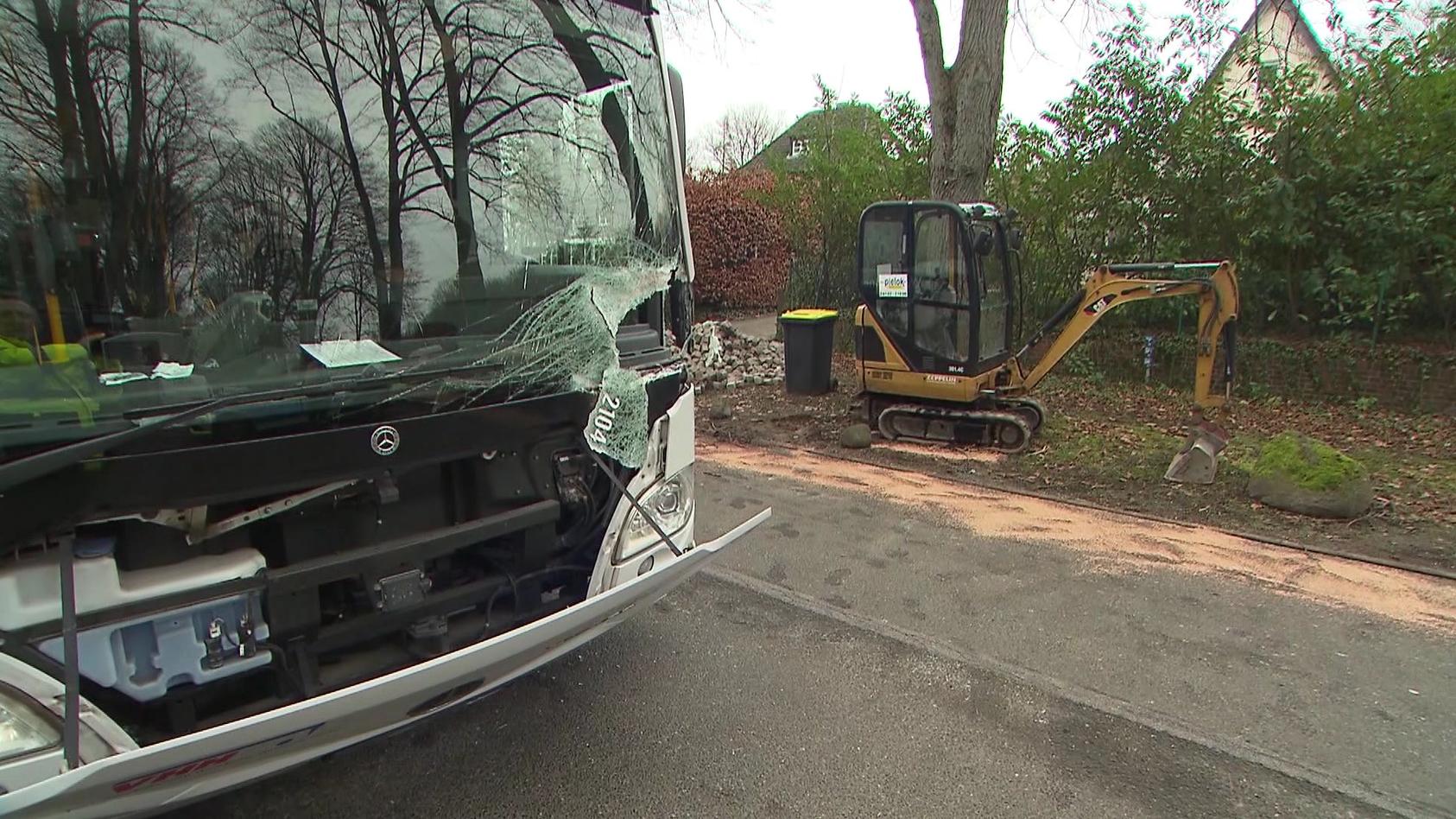 Der Linienbus zeigt deutliche Spuren von dem Zusammenprall mit dem Bagger.