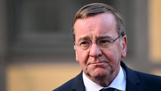 17.01.2023, Niedersachsen, Hannover: Boris Pistorius (SPD), bisheriger Innenminister von Niedersachsen und künftiger Bundesverteidigungsminister, spricht bei einem Pressestatement im niedersächsischen Innenministerium. Nach dem Rücktritt von Verteidigungsministerin Lambrecht (SPD) wird der niedersächsische Innenminister Boris Pistorius (SPD) ihr Nachfolger. Foto: Julian Stratenschulte/dpa +++ dpa-Bildfunk +++