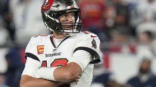 ARCHIV - 17.01.2023, USA, Tampa: American Football: Profiliga NFL, Play-off-Runde, Viertelfinal-Qualifikation, Tampa Bay Buccaneers - Dallas Cowboys. Der Quarterback der Tampa Bay Buccaneers, Tom Brady, steht während der zweiten Halbzeit auf dem Spielfeld. Der Superstar hat noch nicht über seine Zukunft und ein mögliches Ende seiner Karriere entschieden.  (zu dpa: «Brady: Wenn ich wüsste, was ich tun werde, hätte ich es schon getan») Foto: Chris O'meara/AP/dpa +++ dpa-Bildfunk +++