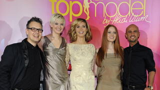 Das Model Heidi Klum (M), die Siegerinnen der Casting-Show "Germany's Next Topmodel", Barbara Meier (2vr) und Jennifer Hof, 2vl) sowie die Jurymitglieder Rolf Scheider (l) und Peyman Amin