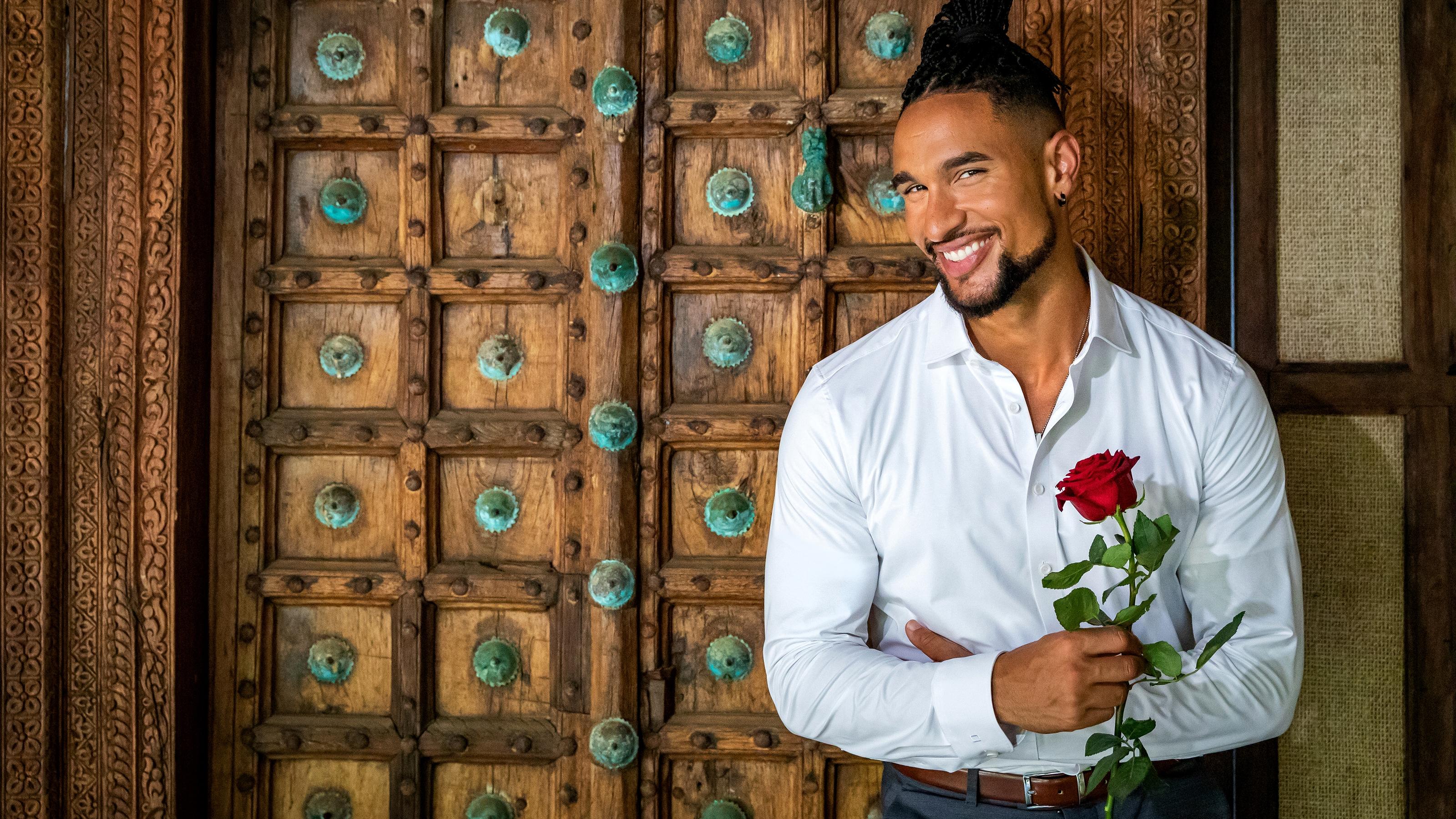 David Jackson verteilt in Staffel 13 die Rosen.