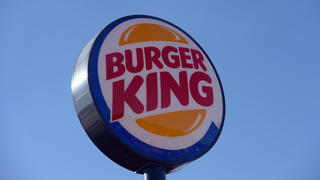 ARCHIV - Ein Schild weist am 01.08.2013 in Köln (Nordrhein-Westfalen) auf ein Burger-King-Restaurant hin. In mehreren deutschen Filialen der Fastfoodkette Burger King gibt es nach RTL-Recherchen schwere Hygienemängel. Ein eingeschleuster Reporter habe unter anderem dokumentiert, dass in von einem sogenannten Franchisenehmer betriebenen Filialen abgelaufene Lebensmittel verarbeitet würden, teilte RTL am Dienstag (29.04.2014) mit. Foto: Federico Gambarini/dpa +++(c) dpa - Bildfunk+++