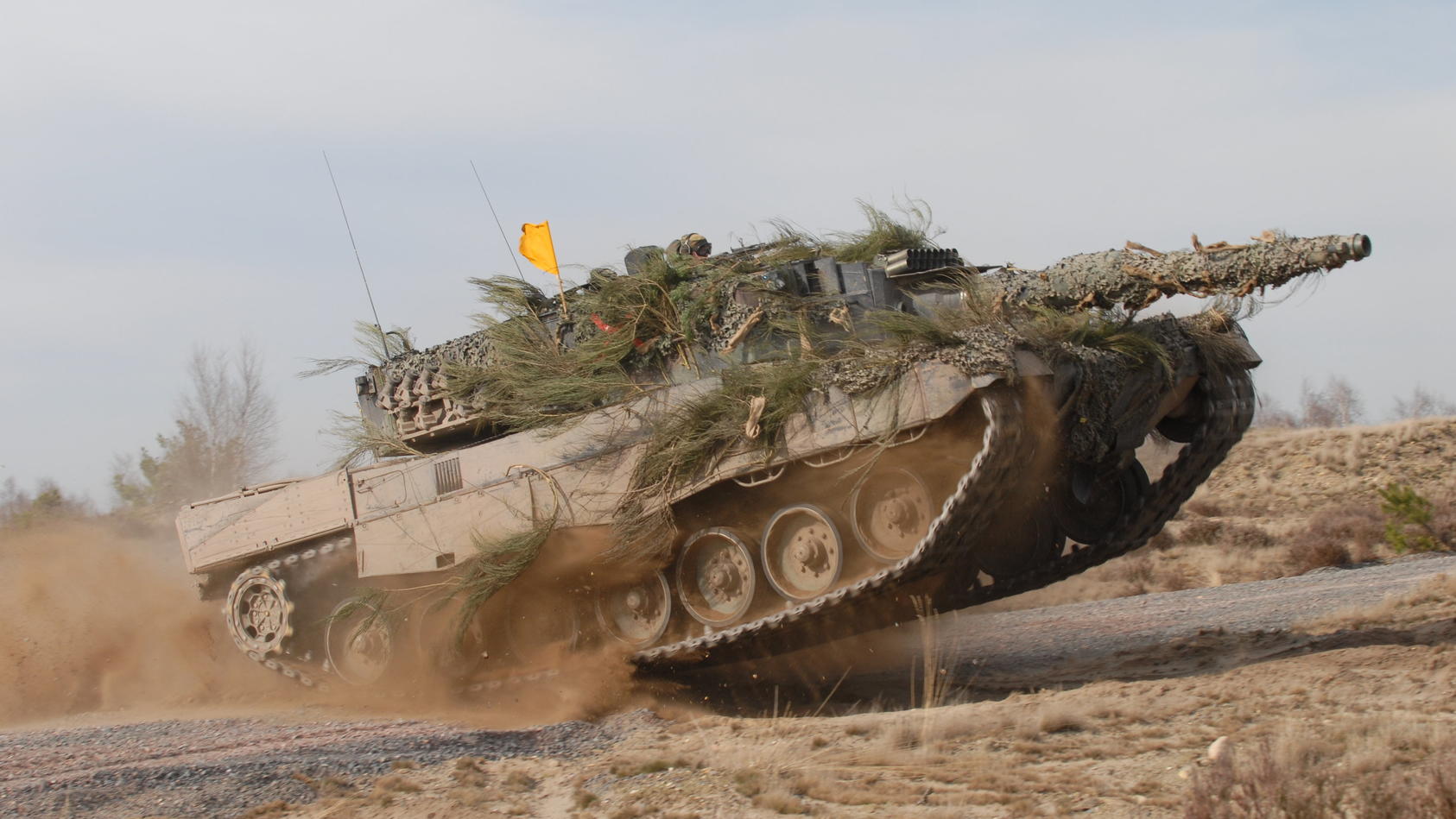 HANDOUT - 31.03.2008, ---: Undatiertes Handout des Rüstungskonzerns Krauss-Maffei Wegmann zeigt einen Kampfpanzer Leopard 2A4. Die Bundeswehr verfügte im vergangenen Jahr über 312 Leopard-2-Panzer, darunter aber kein einziges Modell der älteren Versi