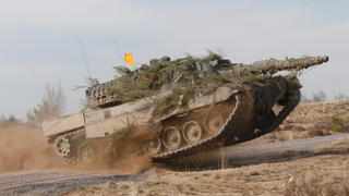 HANDOUT - 31.03.2008, ---: Undatiertes Handout des Rüstungskonzerns Krauss-Maffei Wegmann zeigt einen Kampfpanzer Leopard 2A4. Die Bundeswehr verfügte im vergangenen Jahr über 312 Leopard-2-Panzer, darunter aber kein einziges Modell der älteren Version Leopard 2A4, die nun für die Ukraine in den Blick genommen wird. (zu dpa "Kampfpanzer-Debatte: Blicke sind auf Deutschland gerichtet") Foto: -/Krauss-Maffei Wegmann/dpa - ACHTUNG: Nur zur redaktionellen Verwendung im Zusammenhang mit der aktuellen Berichterstattung und nur mit vollständiger Nennung des vorstehenden Credits +++ dpa-Bildfunk +++