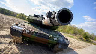 ARCHIV - 28.04.2022, Niedersachsen, Munster: Ein Kampfpanzer der Bundeswehr vom Typ Leopard 2 A7V steht auf dem Übungsplatz. Seit Monaten wird über die Unterstützung der Ukraine mit Leopard-Panzern diskutiert. (zu dpa-Korr: «Zählen statt liefern: Noch kein Marschbefehl für den Leopard») Foto: Philipp Schulze/dpa +++ dpa-Bildfunk +++