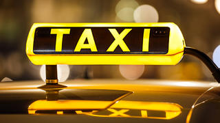 Jeweils rechts und links oben, vorn und hinten am Taxi-Schild, befinden sich drei kleine Lampen, die der Fahrer einschalten kann.