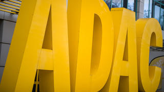 ARCHIV - 21.01.2021, Bayern, Nürnberg: Der Schriftzug des Automobilclubs ADAC steht vor dem Gebäude am Sitz des ADAC-Nordbayern. Deutschlands größter Verein, der Allgemeine Deutsche Automobil-Club (ADAC), ist weiter gewachsen. (zu dpa: «ADAC-Mitgliederzahl steigt auf 21,4 Millionen») Foto: Daniel Karmann/dpa +++ dpa-Bildfunk +++