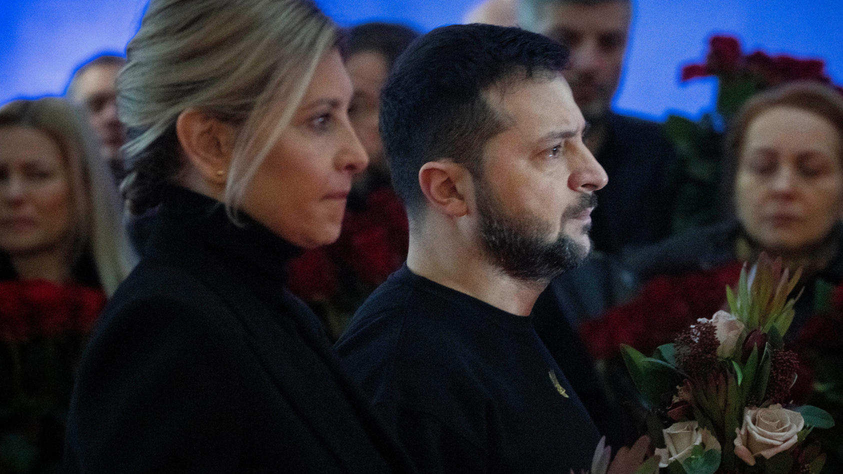 21.01.2023, Ukraine, Kiew: Wolodymyr Selenskyj, Präsident der Ukraine, und seine Frau Olena Selenska nehmen an der Trauerzeremonie zu Ehren der Verstorbenen des Hubschrauberabsturzes um Innenminister Monastyrskyj teil. Der 44-jährige Monastyrskyj ist