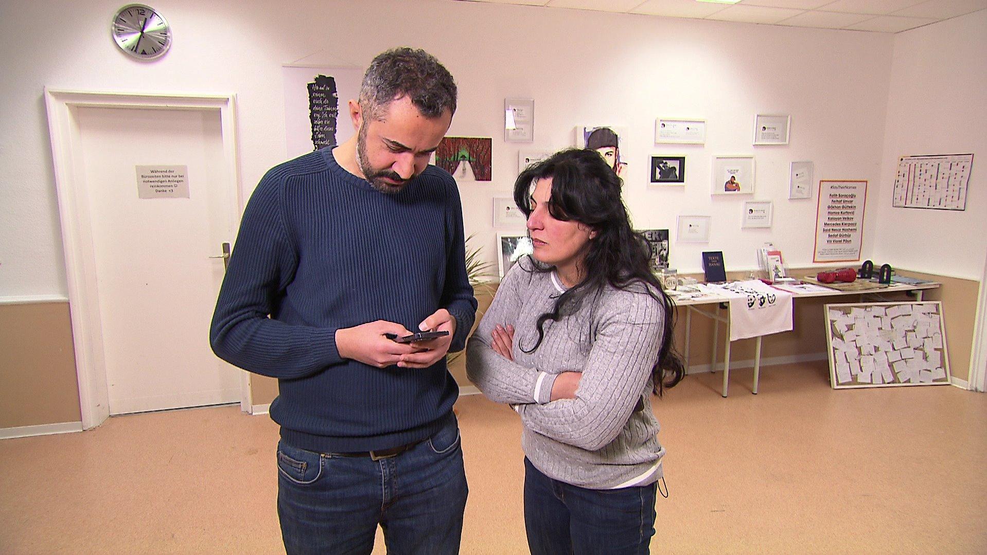 Eren Okzu unterstützt Serpil Unvar bei der Bildungsinitiative Ferhat Unvar, die sie im Gedenken an ihren Sohn gründete und die Betroffenen von Rassismus eine Anlaufstelle bietet.