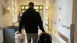 Lukas Podolski verlässt mit seiner Tochter das Krankenhaus.