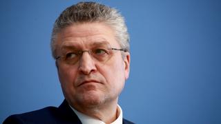 Lothar H. Wieler, Präsident Robert Koch-Institut (RKI) unterrichtet die Medien über die Corona-Lage im Lockdown auf einer Pressekonferenz in der Bundespressekonferenz am 12. Februar 2021 in Berlin, Deutschland.*** Federal Press Conference on pandemic Corona situation in Lockdown, Berlin, Germany - 12 Feb 2021 ***