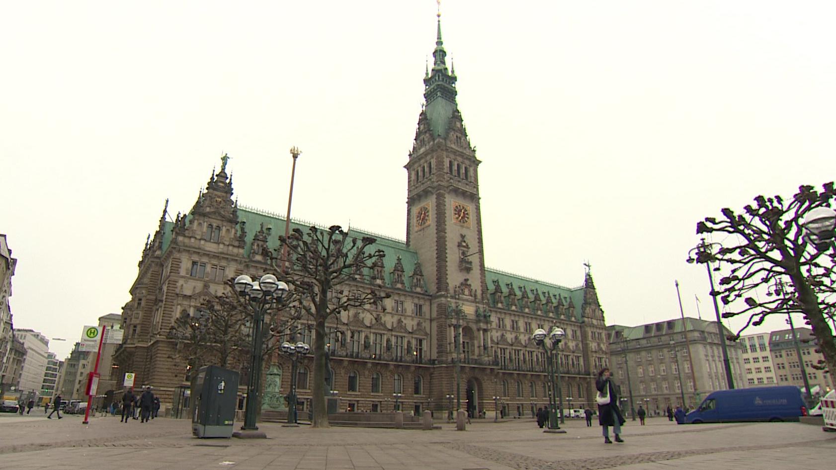 Das Hamburger Rathaus: Hier soll am Freitagabend ein möglicherweise bewaffneter Unbekannter nach Bürgermeister Peter Tschentscher gesucht haben.