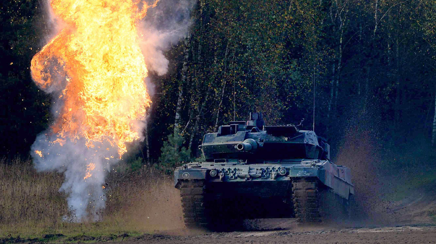 ARCHIV - 10.10.2014, Niedersachsen, Bergen: Ein Panzer Leopard 2A6 fährt während der Informationslehrübung «Landoperationen» durch das Gelände. Deutschland will in einem ersten Schritt 14 Leopard-Kampfpanzer des Typs 2A6 aus den Beständen der Bundesw