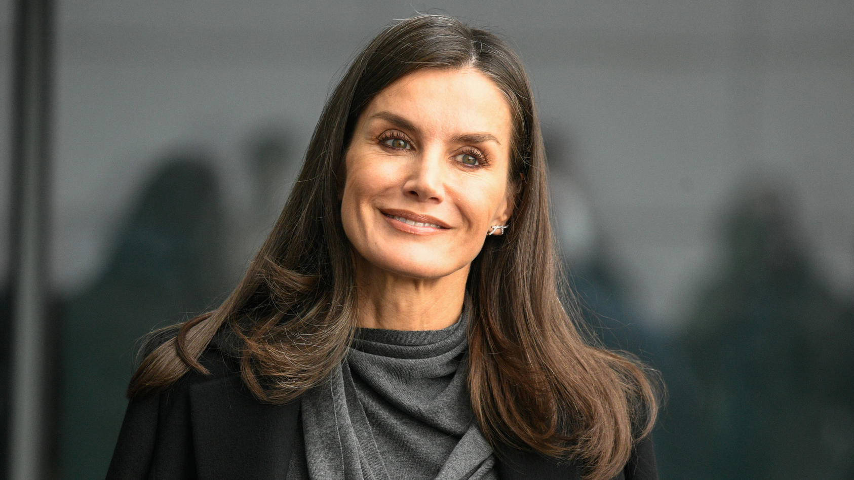 16.12.2022, Spanien, Madrid: Königin Letizia von Spanien kommt zur Sitzung des Kuratoriums der FAD-Jugendstiftung in Madrid. Die FAD-Jugendstiftung ist seit 1995 in Lateinamerika, insbesondere in Mittelamerika, tätig. Seitdem wurden in Zusammenarbeit