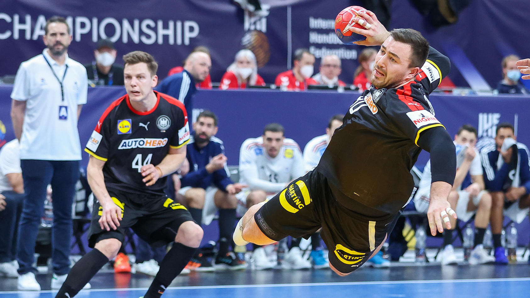 Deutschlands Spieler Jannik Kohlbacher wirft bei der Handball: WM, Finalrunde, Viertelfinale Frankreich - Deutschland in der Ergo Arena.