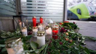 26.01.2023, Schleswig-Holstein, Brokstedt: Blumen und Kerzen liegen auf dem Bahnsteig im Bahnhof von Brokstedt. Bei einer Messerattacke in einem Regionalzug von Kiel nach Hamburg sind am 25.01.2023 zwei Menschen getötet und sieben verletzt worden. Foto: Marcus Brandt/dpa +++ dpa-Bildfunk +++