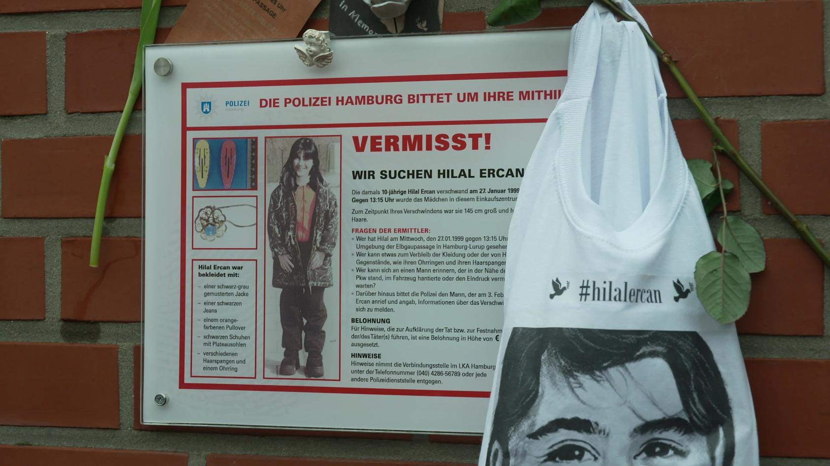Mit dieser Gedenktafel erinnert die Familie von Hilal an ihr Verschwinden hier in Hamburg-Lurup.