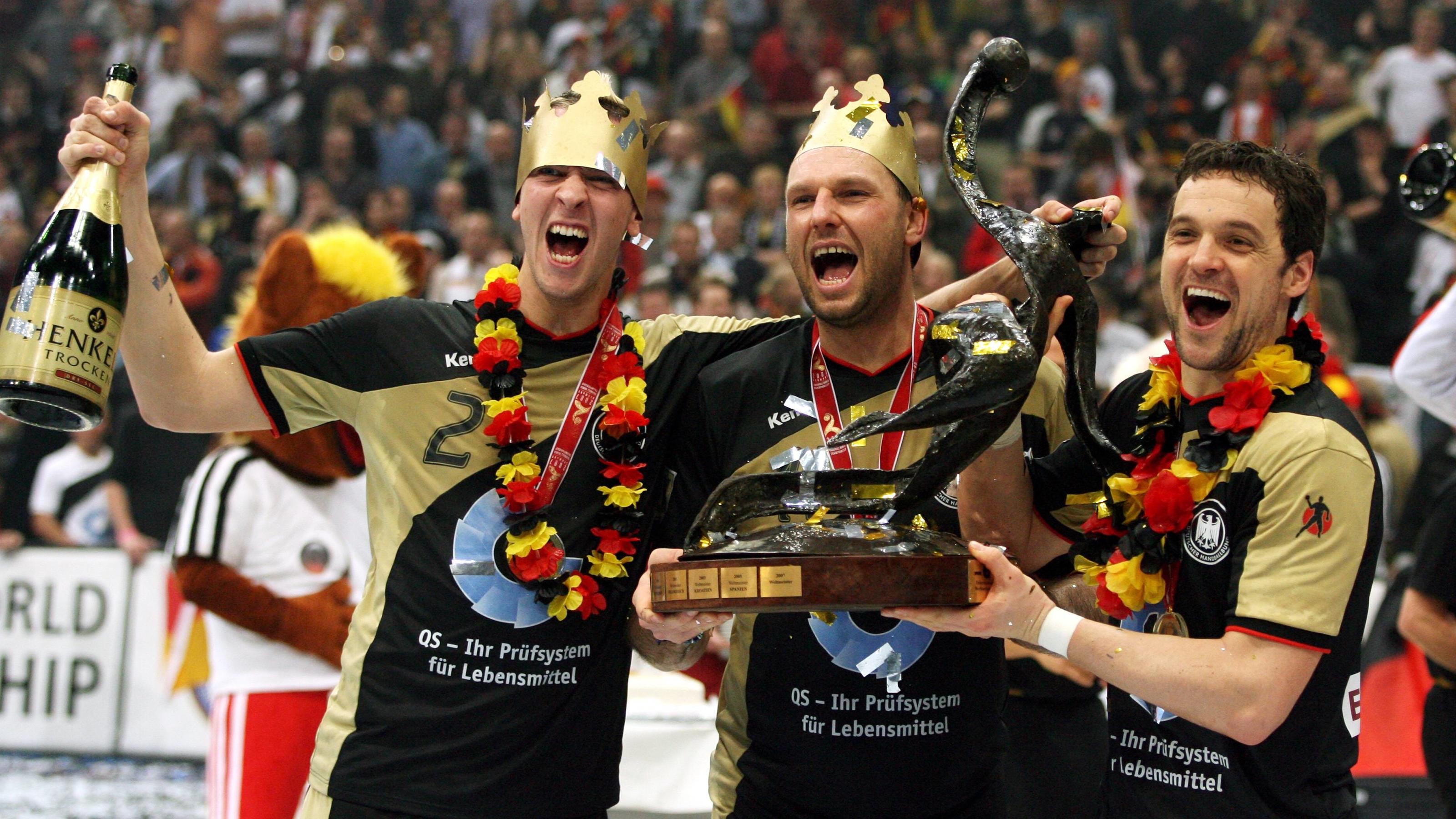 Photo number: 02623773 Date: February 4, 2007 Copyright: imago/ContrastGermany - 2007 World Champion, from left: Pascal Hens, Christian Schwarzer and Markus Baur;  Vdig, cross, close, lead, win, winner, victory celebrations, final celebrations, final celebrations, jubilation, wash