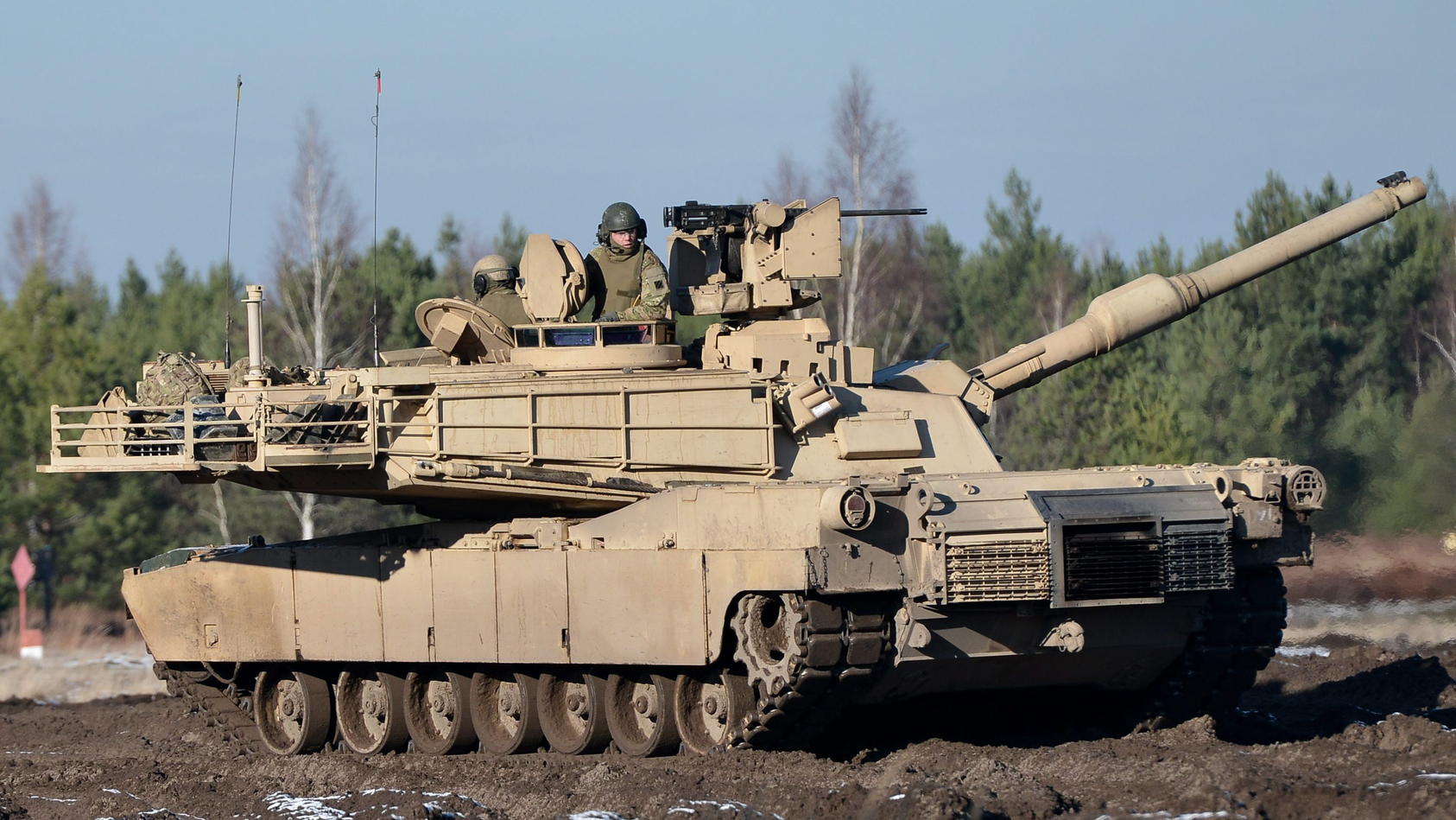 ARCHIV - 24.11.2015, Polen, Swietoszow: Leopard 2 A4 -Panzer der polnischen Armee bei gemeinsamen Übungen polnisch-amerikanischer Panzereinheiten auf dem Truppenübungsplatz Swietoszow. Im Streit um die Lieferung von Leopard-Kampfpanzern an die Ukrain