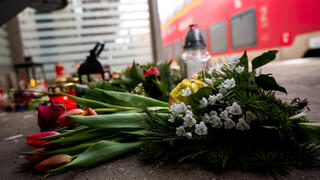 27.01.2023, Schleswig-Holstein, Brokstedt: Kerzen und Blumen stehen und liegen im Bahnhof Brokstedt in einem Wartehäuschen. Bei einer Messerattacke in einem Regionalzug von Kiel nach Hamburg waren am 25.01.2023 in Brokstedt zwei junge Menschen getötet und sieben verletzt worden. Foto: Daniel Bockwoldt/dpa +++ dpa-Bildfunk +++