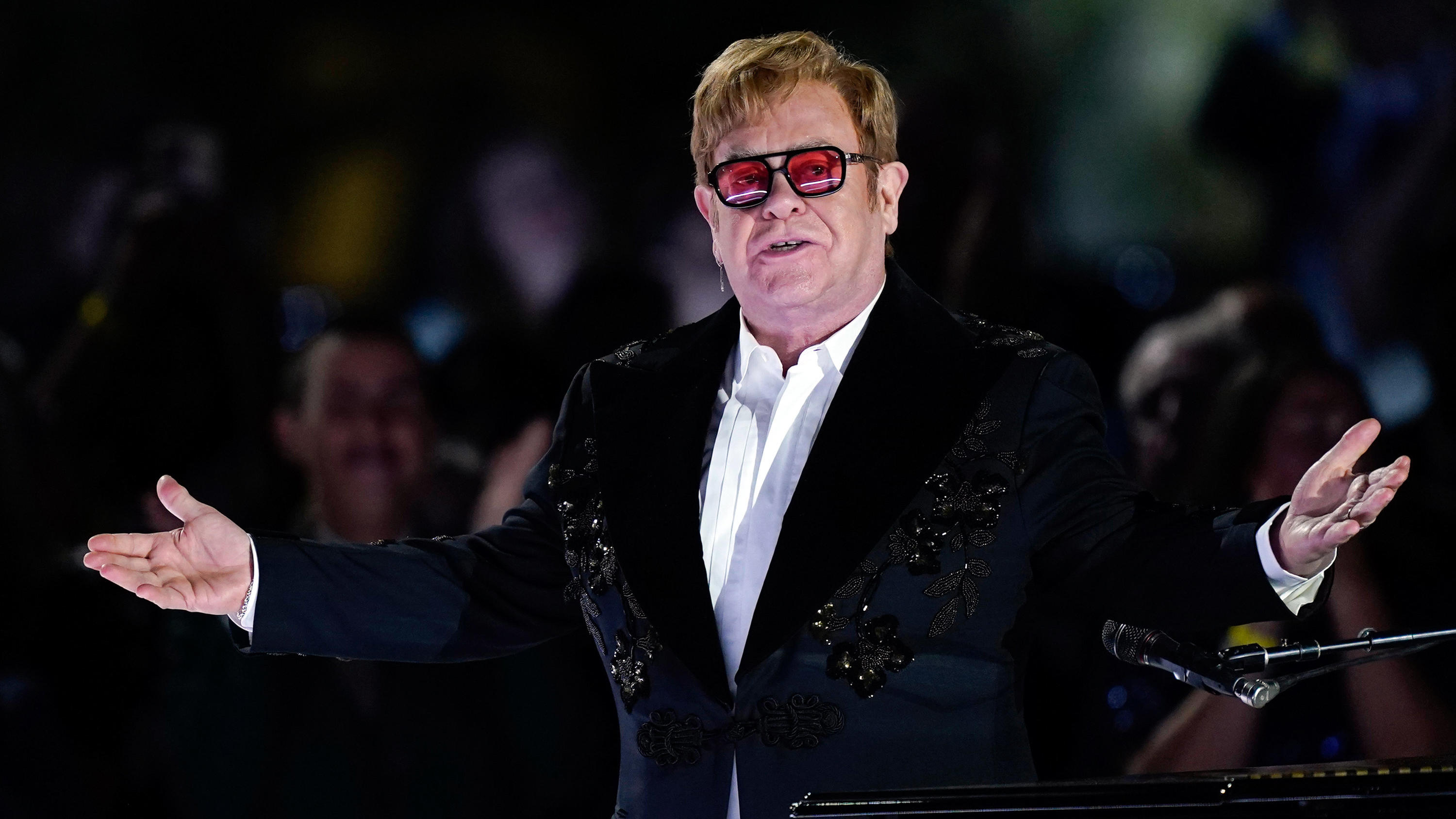 ARCHIV - 23.09.2022, USA, Washington: Elton John, britischer Sänger, tritt auf dem Südrasen des Weißen Hauses auf. (zu dpa-Korr "Bye Bye Bühne - Diese Stars haben ihre letzten Konzerte angekündigt") Foto: Susan Walsh/AP/dpa +++ dpa-Bildfunk +++