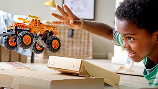 Kind spielt mit Lego-Auto.