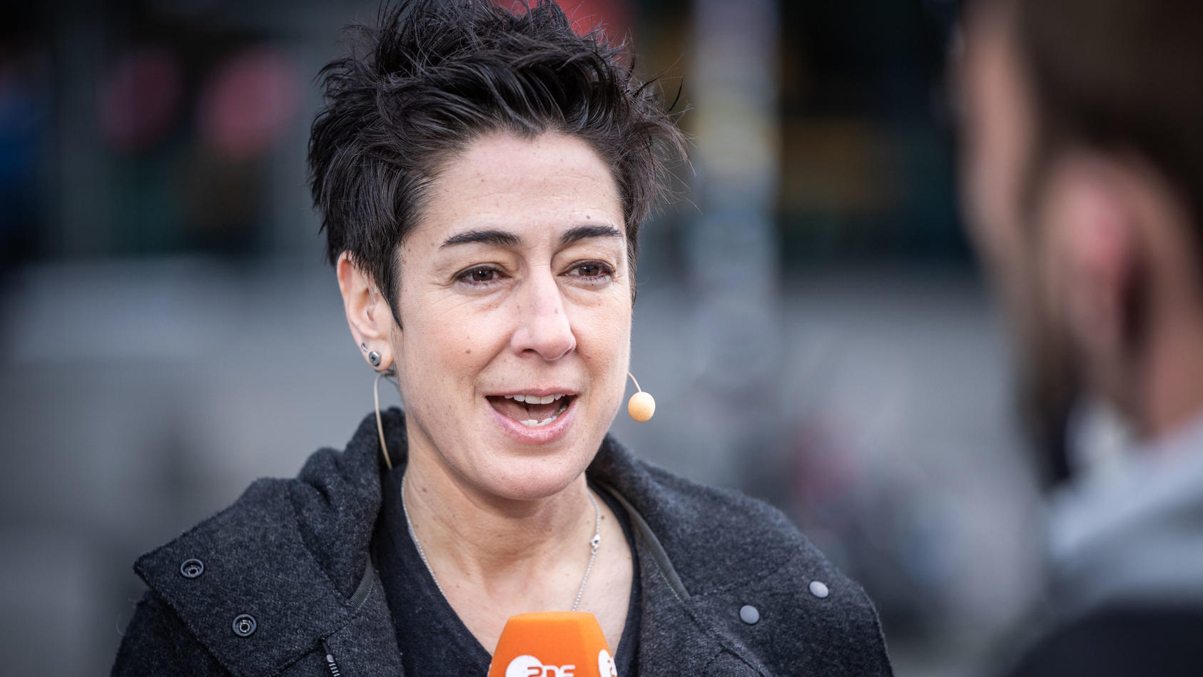 ARCHIV - 05.04.2022, Berlin: Moderatorin Dunja Hayali ist beim ZDF-"Morgenmagazin" vor Ort am Berliner Hauptbahnhof. Das aktuelle «ZDF-Morgenmagazin» ist am 13.12.2022 ausgefallen. (zu dpa "Warnstreik beim ZDF: Kein aktuelles «ZDF-Morgenmagazin») Fot