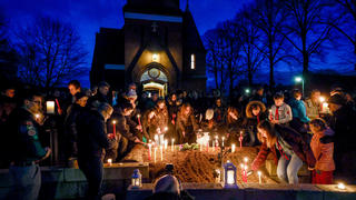 dpatopbilder - 27.01.2023, Schleswig-Holstein, Brokstedt: Teilnehmer der Andacht der Evangelisch-Lutherischen Kirchengemeinde Brokstedt für die Opfer des Messerangriffs stellen nach dem Gottesdienst Kerzen vor der Kirche auf. Bei der Messerattacke in dem Regionalzug waren am Mittwoch eine 17-Jährige und ein 19-Jähriger getötet worden, fünf Menschen wurden verletzt. Foto: Axel Heimken/dpa +++ dpa-Bildfunk +++