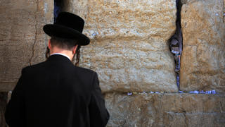 January 17, 2023, Jerusalem, Israel: An Ultra-Orthodox Jewish devotee prays in front of the Western Wall in Jerusalem. (Credit Image: © Saeed Qaq/SOPA Images via ZUMA Press Wire) / action press