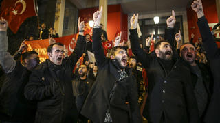 21.01.2023, Türkei, Istanbul: Menschen skandieren Parolen während eines kleinen Protests vor dem schwedischen Konsulat in Istanbul. Die Türkei hat am Samstag einen geplanten Besuch des schwedischen Verteidigungsministers abgesagt und damit auf die antitürkischen Proteste reagiert, die die Spannungen zwischen den beiden Ländern verschärft haben, da Schweden sich um die Zustimmung der Türkei zum NATO-Beitritt bemüht. Foto: Emrah Gurel/AP/dpa +++ dpa-Bildfunk +++