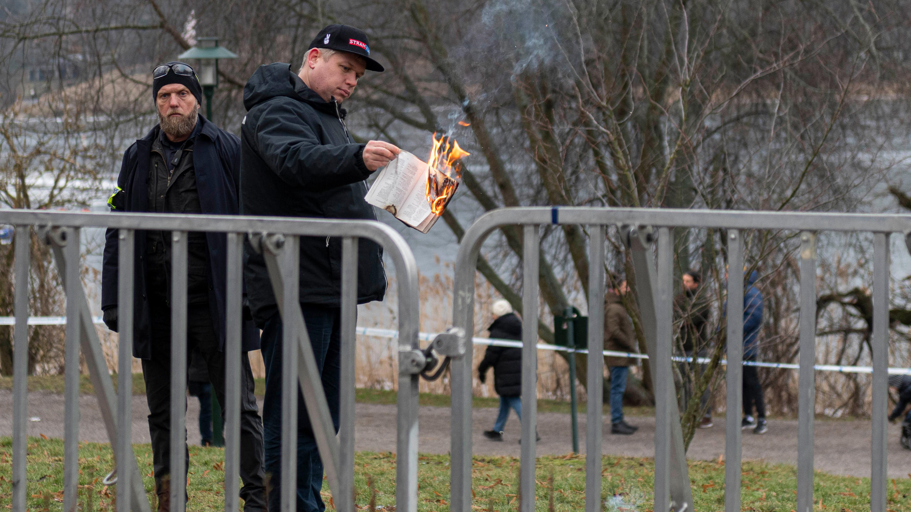 Rechtsextremisten verbrennen im Januar 2023 die Heile Schrift des Islams vor der türkischen Botschaft in Stockholm.