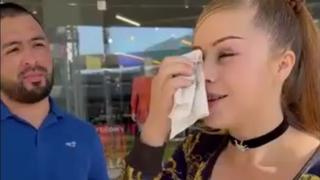 Mann und Frau stehen nebeneinander. Sie schminkt sich ab, er guckt skeptisch