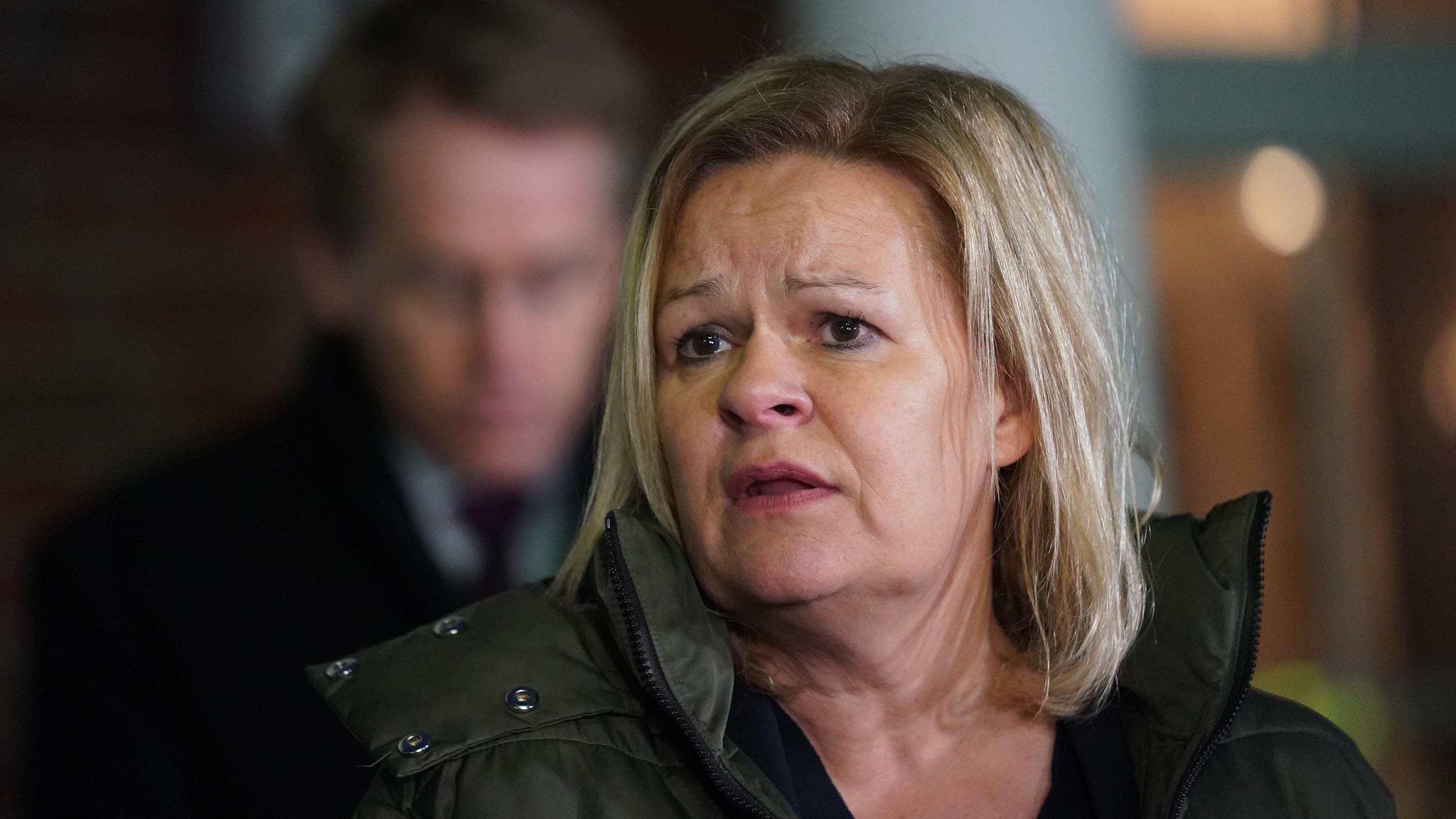 26.01.2023, Schleswig-Holstein, Brokstedt: Nancy Faeser (SPD, vorne), Bundesministerin des Innern und für Heimat, beantwortet mit Daniel Günther (CDU), Ministerpräsident von Schleswig-Holstein, nach einem Besuch am Tatort am Bahnhof von Brokstedt die