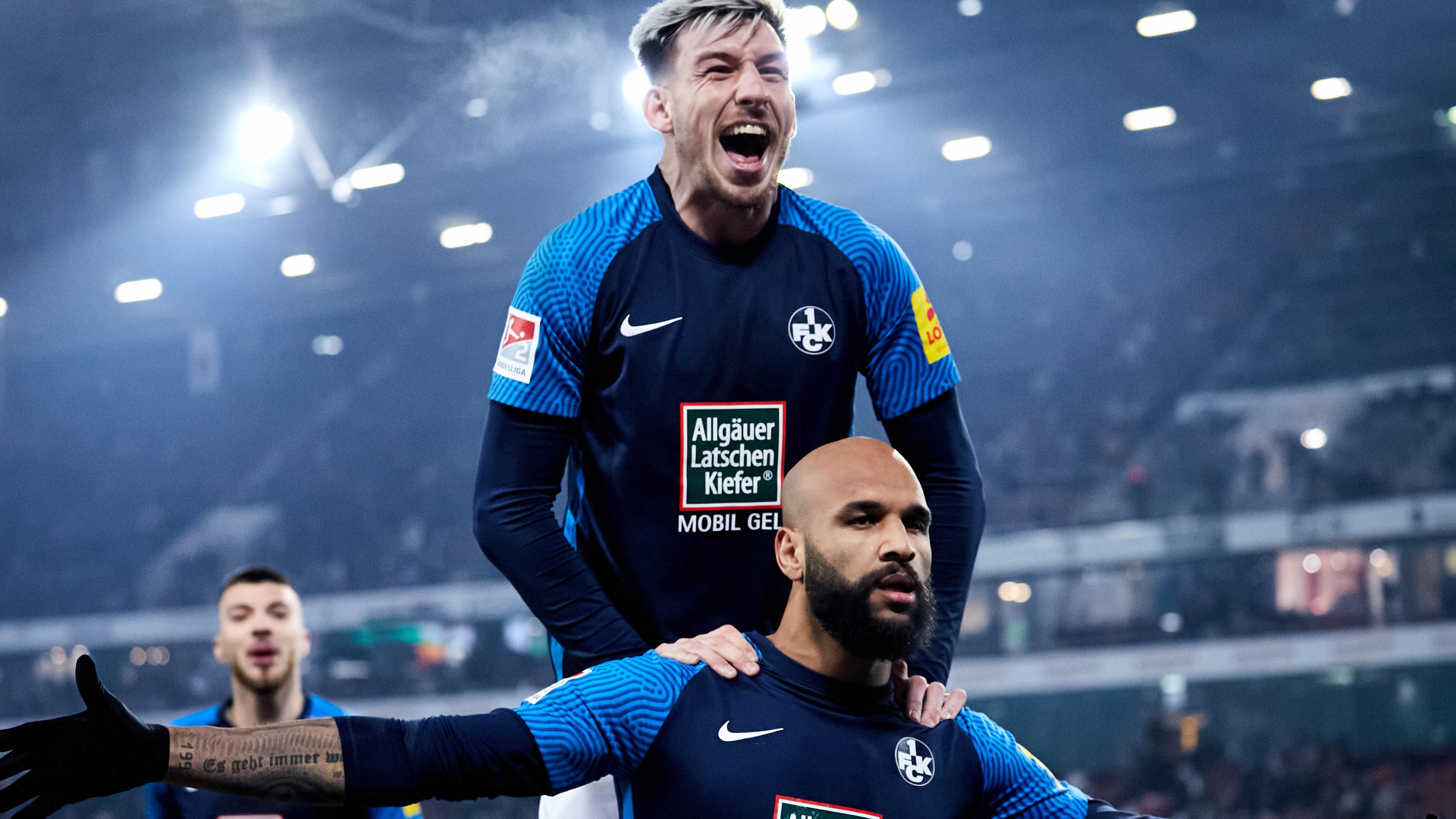Die Freude ist riesig ueber das 1:2 von Terrence Boyd 1.FC Kaiserslautern 13 Sturm, Angriff in der 66 Spielminute. Kaiserslautern fuehrt mit zwei Toren. Daniel Hanslik 1.FC Kaiserslautern 19 Sturm, Angriff, Kenny Prince Redondo 1.FC Kaiserslautern 11
